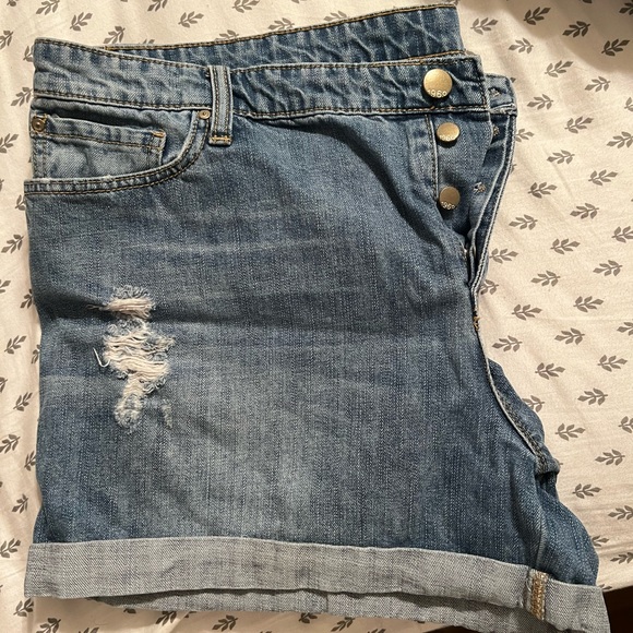 Button up GAP jean shorts. - Picture 2 of 4